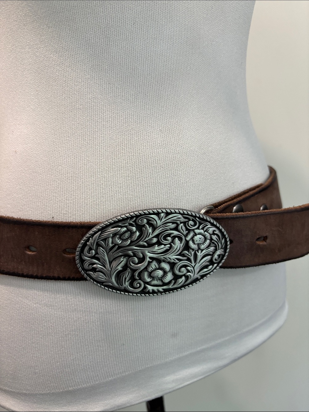 Full Grain Brown Leather Belt with Ornate Silver-Tone Floral Buckle - Picture 4 of 16